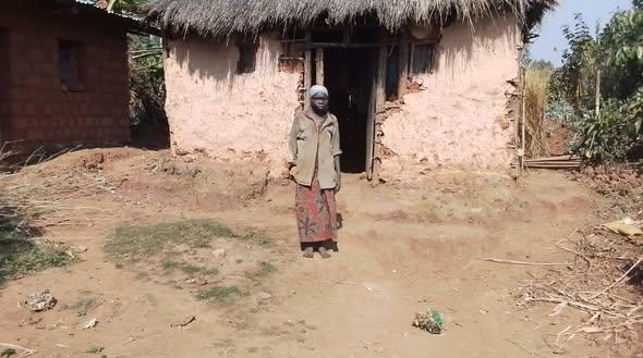À Nyakararo, les enfants fabriquent des briques pour soutenir une mère vulnérable