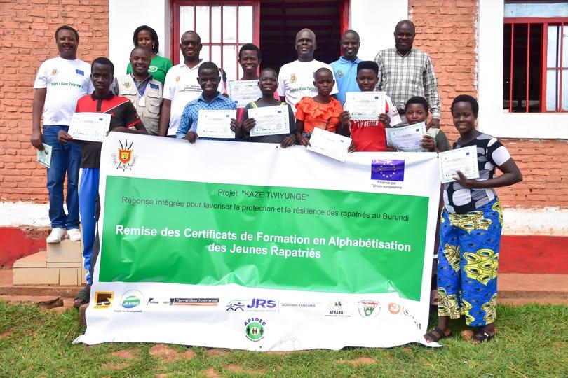 Kaze Twiyunge : remise de certificats d’alphabétisation à Buganda