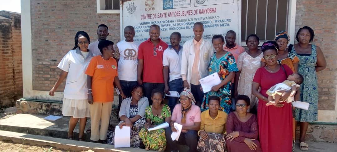 Photo de famille des ASC, TPS et du titulaire du CDSAJ Kanyosha.