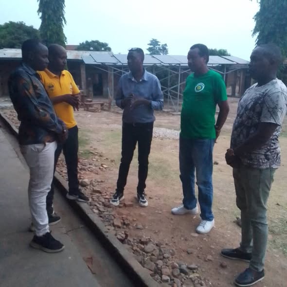 L’APEDEC et le club Indanga apportent des bancs pupitres aux écoles — photo 2