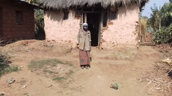 À Nyakararo, les enfants fabriquent des briques pour soutenir une mère vulnérable