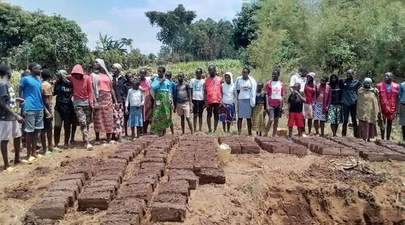 À Nyakararo, les enfants fabriquent des briques pour soutenir une mère vulnérable — photo 2